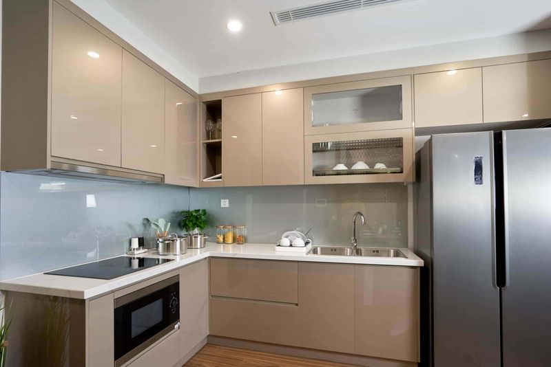 Tủ bếp MDF phủ acrylic màu nâu cho chung cư