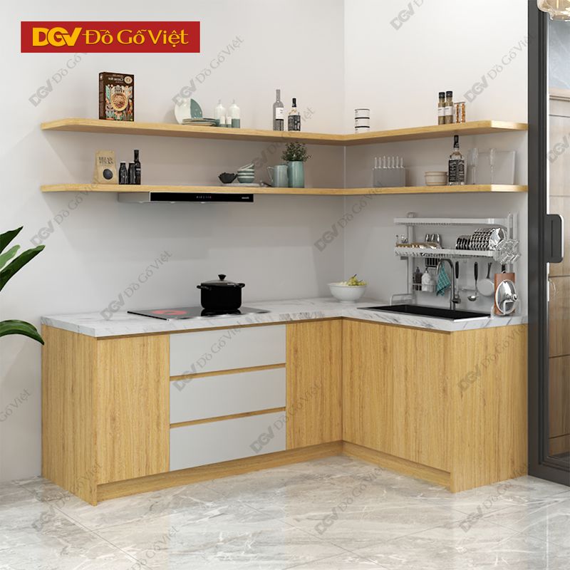 Tủ bếp gỗ MDF chữ L, mẫu sồi cổ, có kệ trên cho căn bếp nhỏ