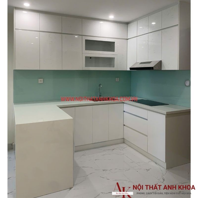 Tủ Bếp Chung Cư Màu Trắng 5 Tủ bếp màu trắng gỗ công nghiệp kết hợp cạnh acrylic